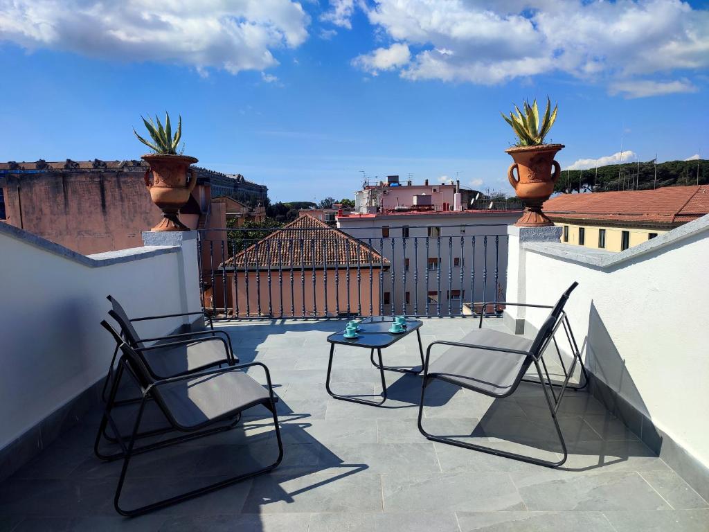 een patio met stoelen en een tafel op een balkon bij Terrazza Reale - Suite 2 in Caserta