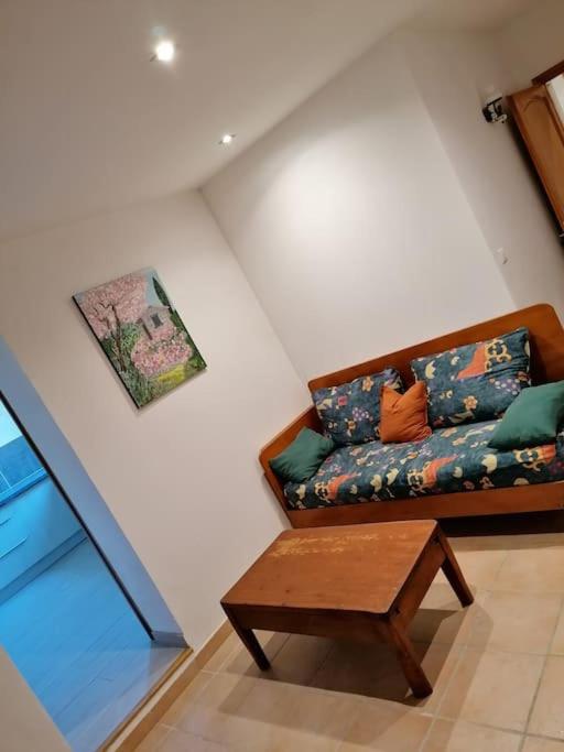 un salon avec un canapé et une table basse dans l'établissement Maison à la campagne, à Solliès-Toucas