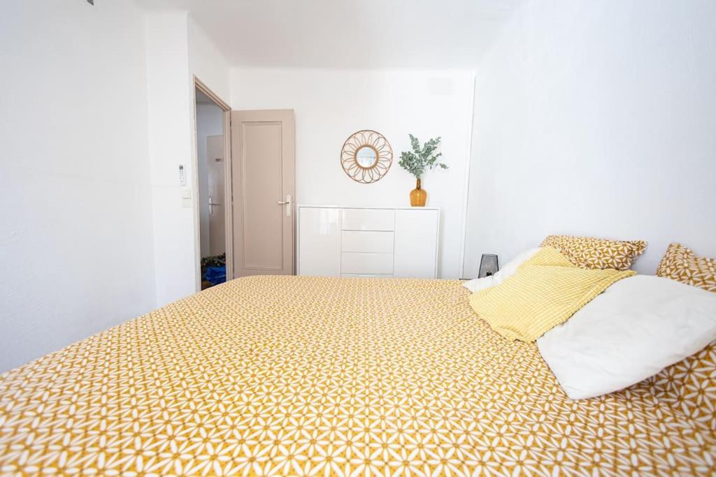 Un pat sau paturi într-o cameră la Appartement T3 climatisé centre ville Pérols