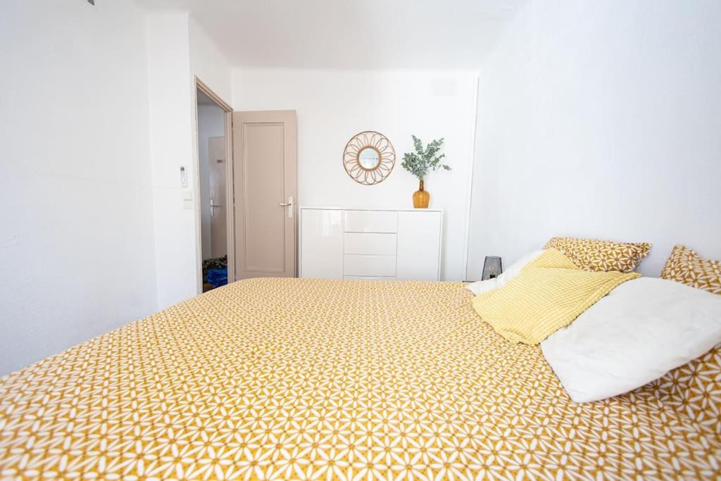Giường trong phòng chung tại Appartement T3 climatisé centre ville Pérols