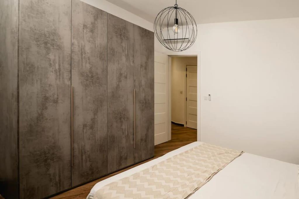 Postel nebo postele na pokoji v ubytování Luxurious & Stylish Penthouse with Private Pool