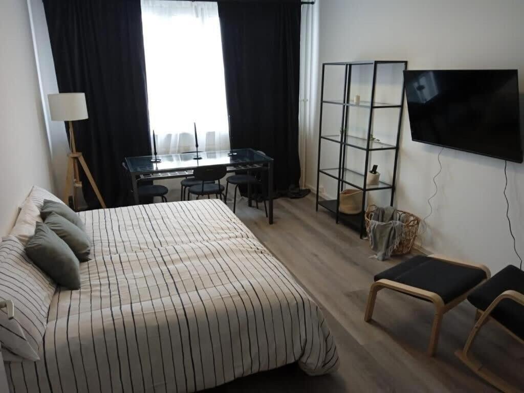 um quarto com uma cama e uma secretária num quarto em Alexanderplatz Fresh Adorable Studio em Berlim