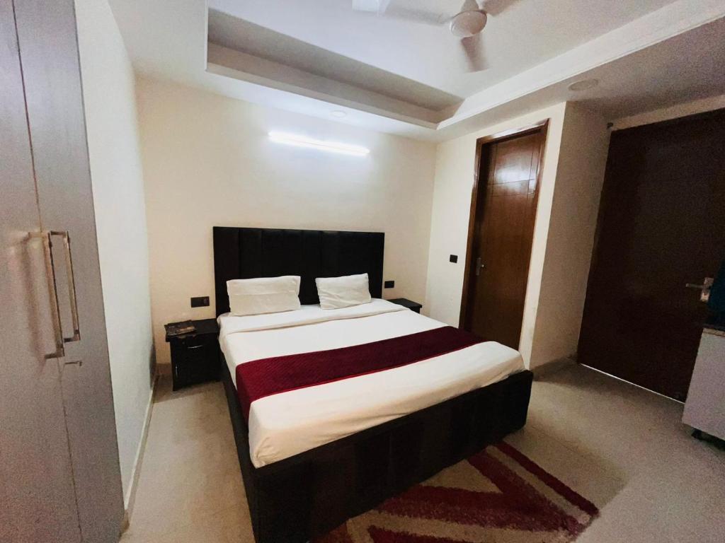 um quarto com uma cama grande num quarto em Hotel Jyoti Residency - Karol Bagh em Nova Deli