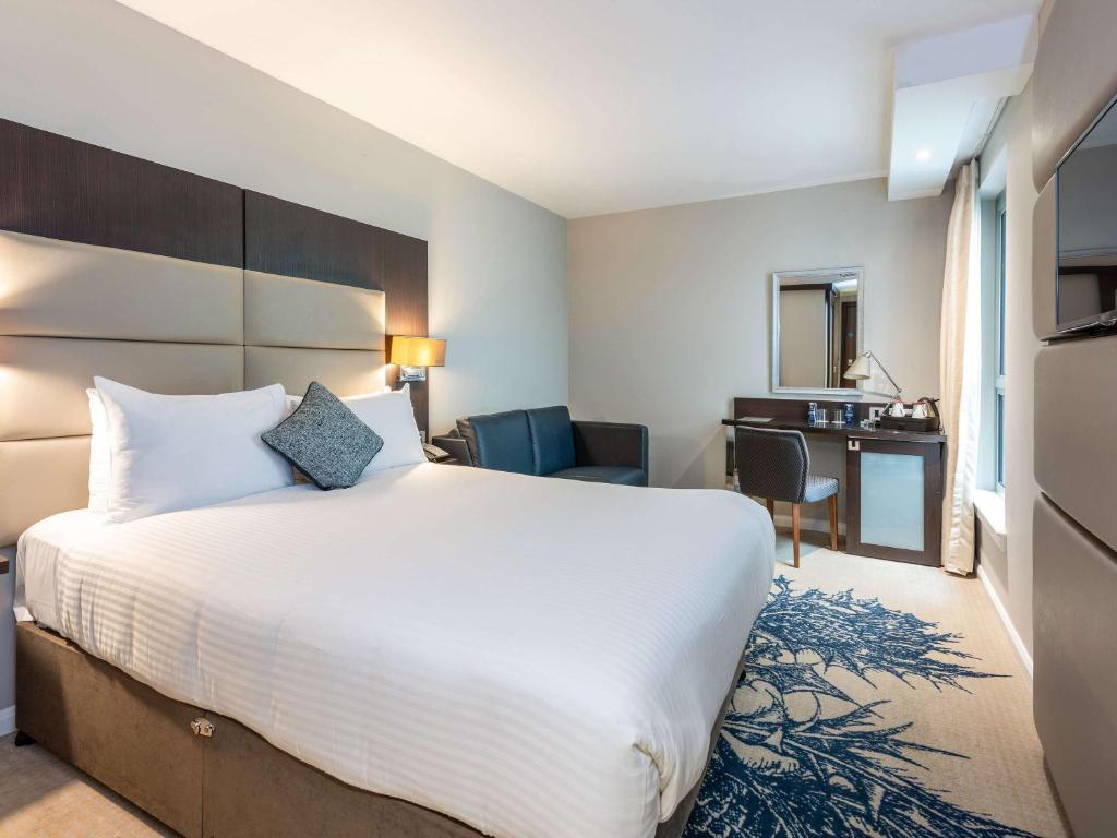 Postel nebo postele na pokoji v ubytování Mercure Edinburgh Haymarket