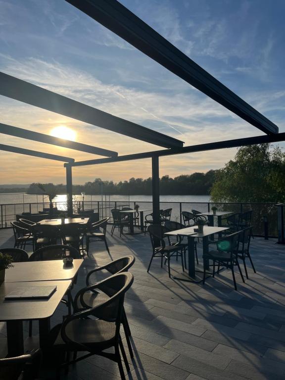 Výhled na řeku, která protéká v blízkosti hotelu