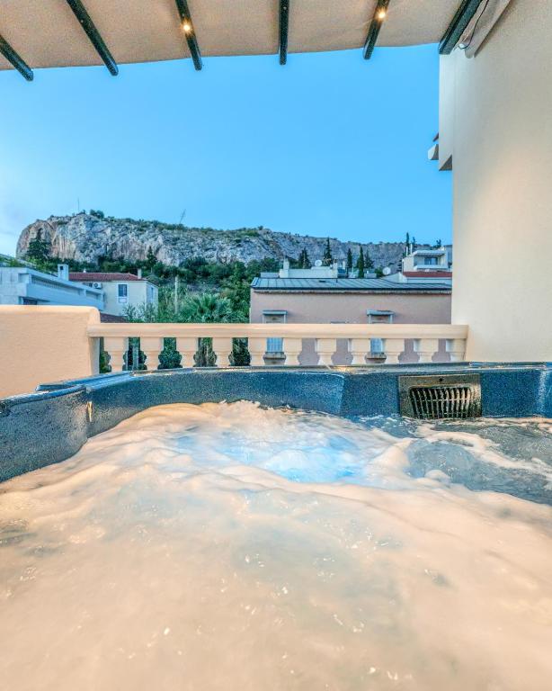 Penthouse Studio with Hot Tub in Athens