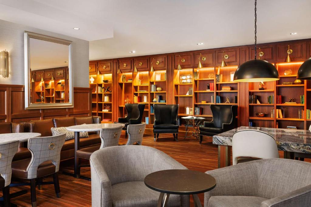 Гостиная зона в Hilton Boston Park Plaza