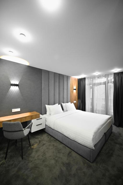 Postel nebo postele na pokoji v ubytování London Hotel Yerevan