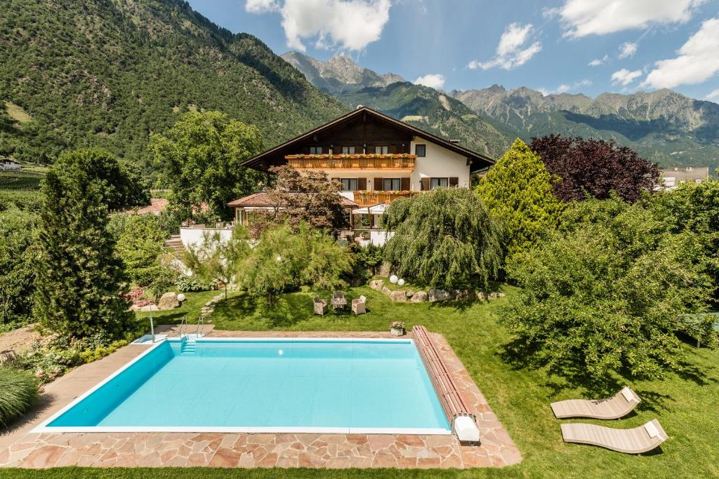 una vista aérea de una casa con piscina en Garni Hotel Am Meilenstein, en Rablà