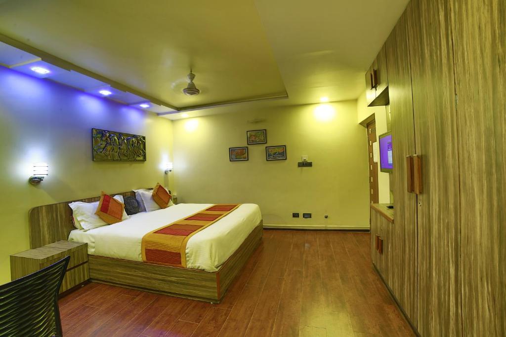 a bedroom with a large bed in a room at Shaleen Elegance Homestay Nakki Lake 400 meters in Mount Ābu