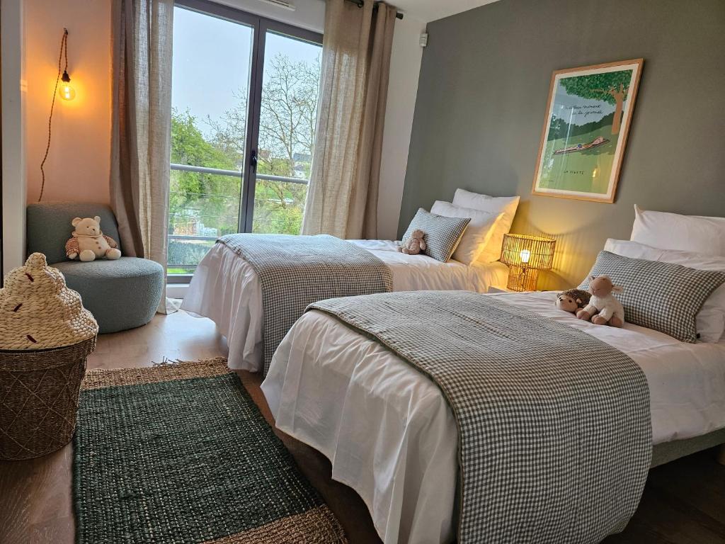 ein Schlafzimmer mit zwei Betten mit Teddybären drauf in der Unterkunft Villa d'exception M54 Vouvray à 2H au sud de Paris proche Amboise Chenonceau Chambord in Vouvray