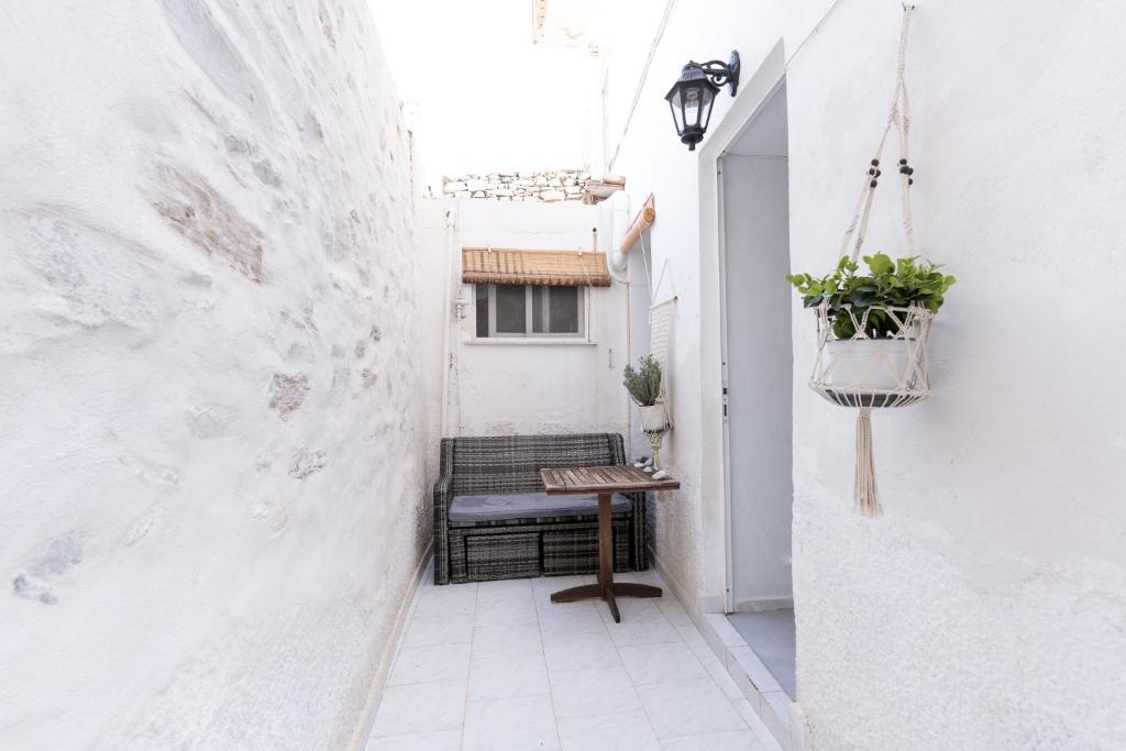 Rõdu või terrass majutusasutuses Syros DouBleTS Apartments