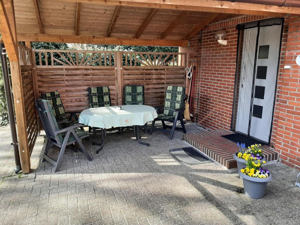 un patio con mesa y sillas. en Ferienhof Schräder "Ol Deele", en Papenburg