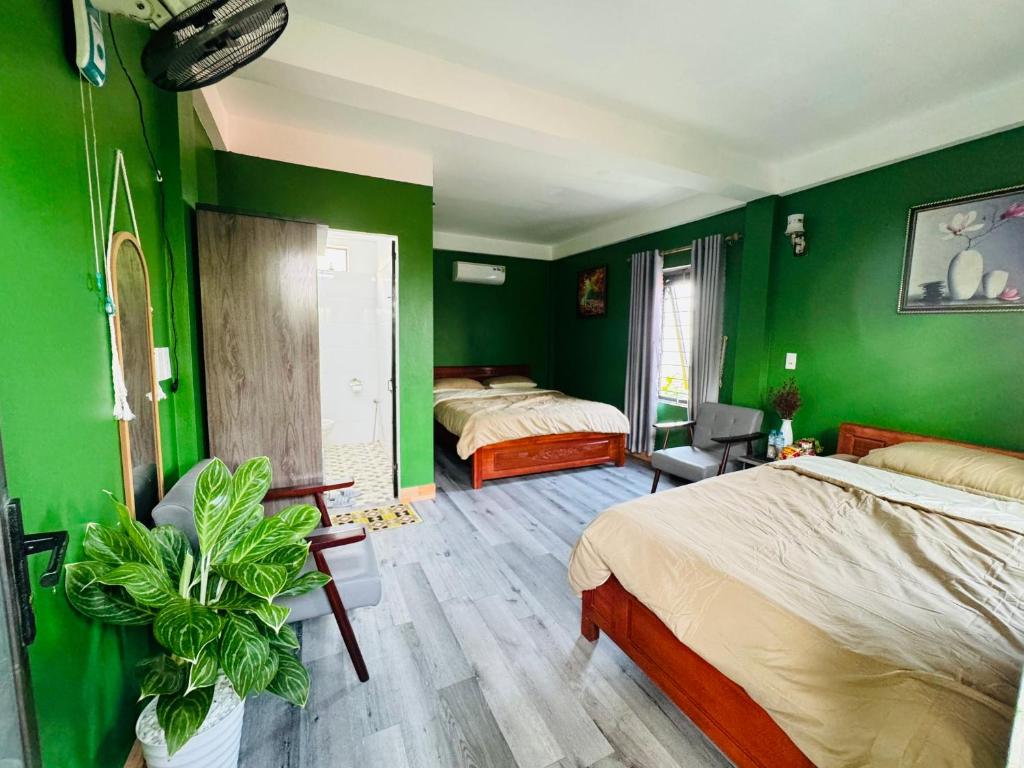 En eller flere senge i et værelse på Luti Homestay and Restaurant