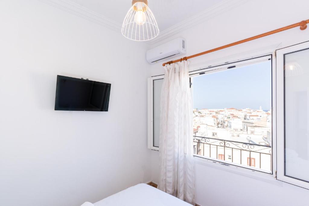 Televiisor ja/või meelelahutuskeskus majutusasutuses Syros DouBleTS Apartments