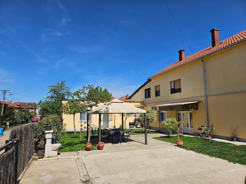 Casa con patio con sombrilla en Apartments Kuca Aleksic, en Niš