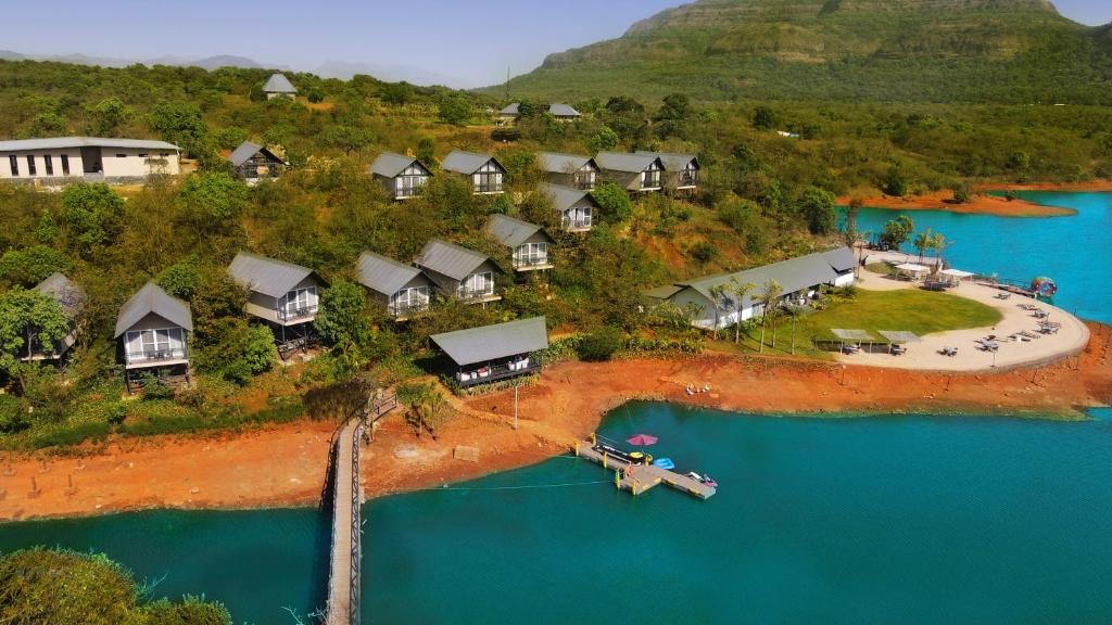 eine Luftansicht eines Hauses auf einer Insel im Wasser in der Unterkunft Canary Islands Resort & Spa in Lonavla