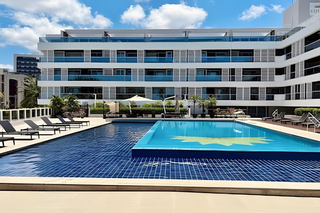 uma piscina em frente a um edifício em Lindo Apto 2 quartos no Solar Tambaú em João Pessoa