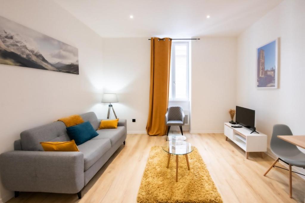 un salon avec un canapé et une table dans l'établissement Opéra 9 -Joli studio hypercentre Hôtel de Ville, à Lyon