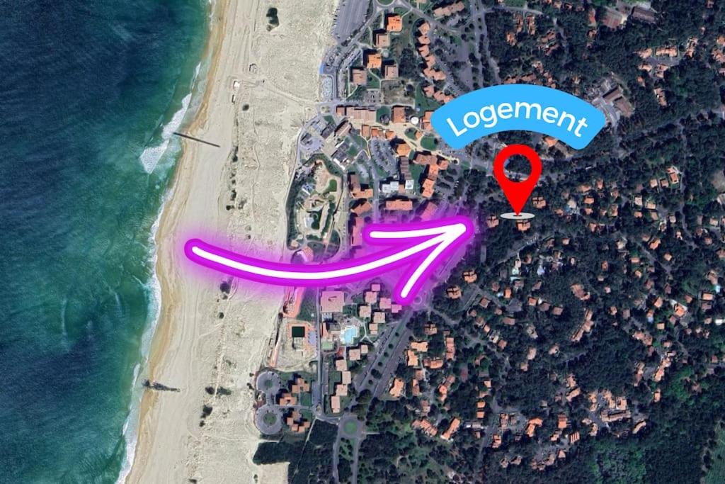 - une vue sur la plage avec un panneau rose dans l'établissement T3 - L'Atlantic Dream - 500m de la plage, à Seignosse