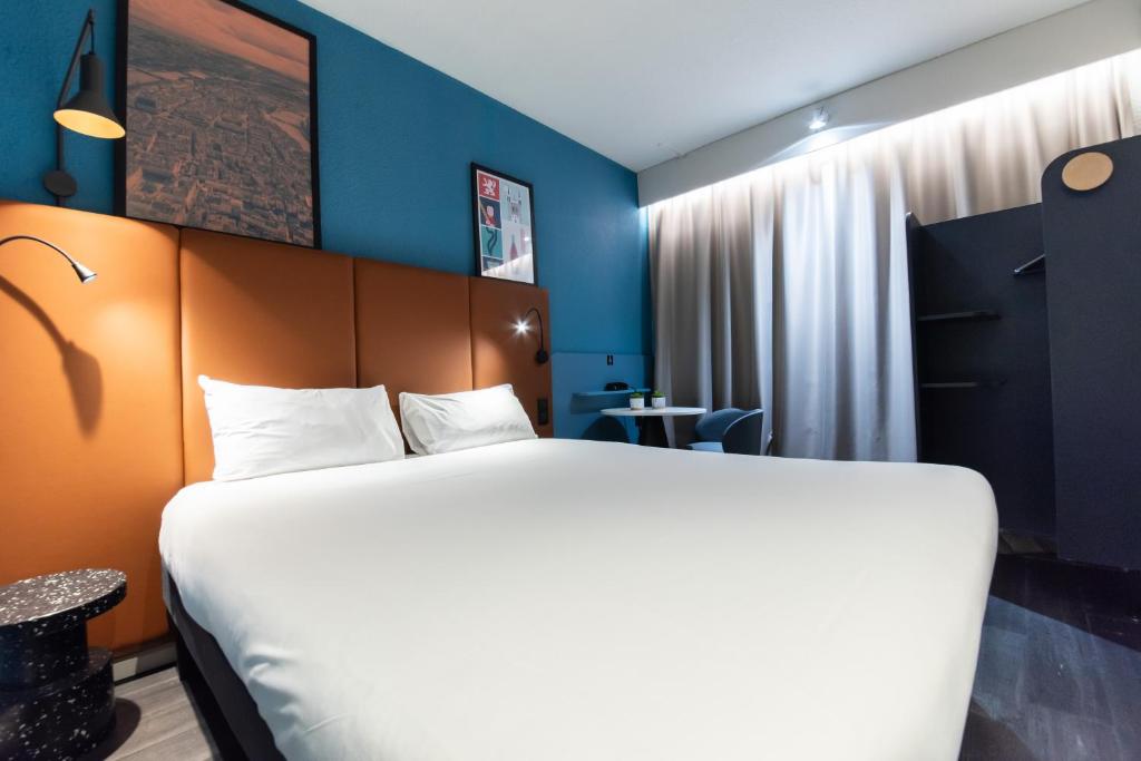 Postel nebo postele na pokoji v ubytování ibis Lyon Nord
