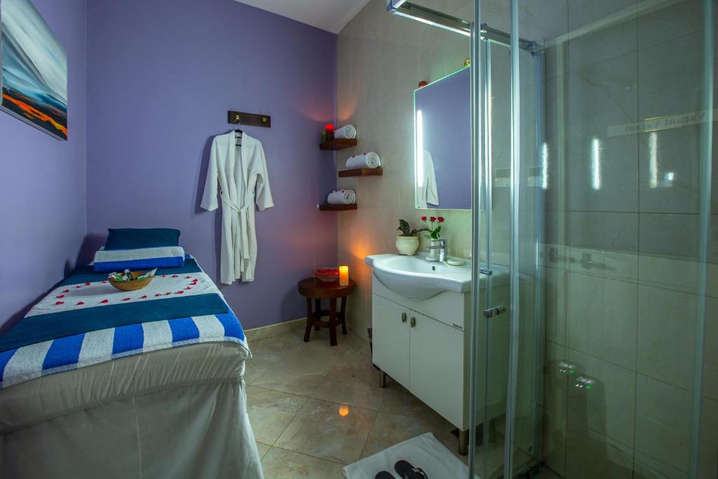 Postel nebo postele na pokoji v ubytování Golden Tulip Canaan Kampala