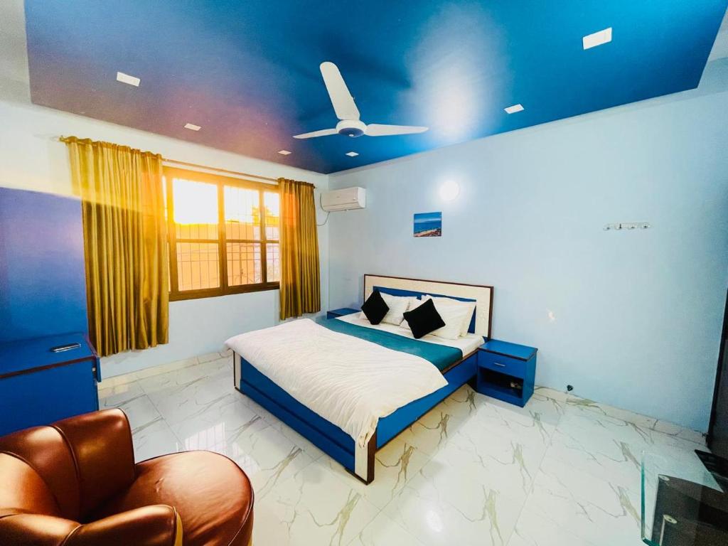 a bedroom with a bed and a ceiling fan at Karachi Inn in Karachi
