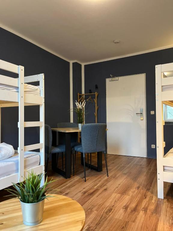 Postel nebo postele na pokoji v ubytování Blue Doors Hostel KTV