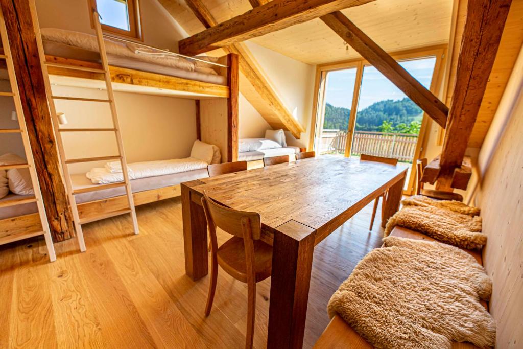 Postel nebo postele na pokoji v ubytování Gasthaus Rössli
