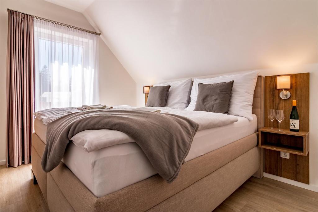 1 dormitorio con 1 cama blanca grande y ventana en Lipno Village Houses, en Frymburk