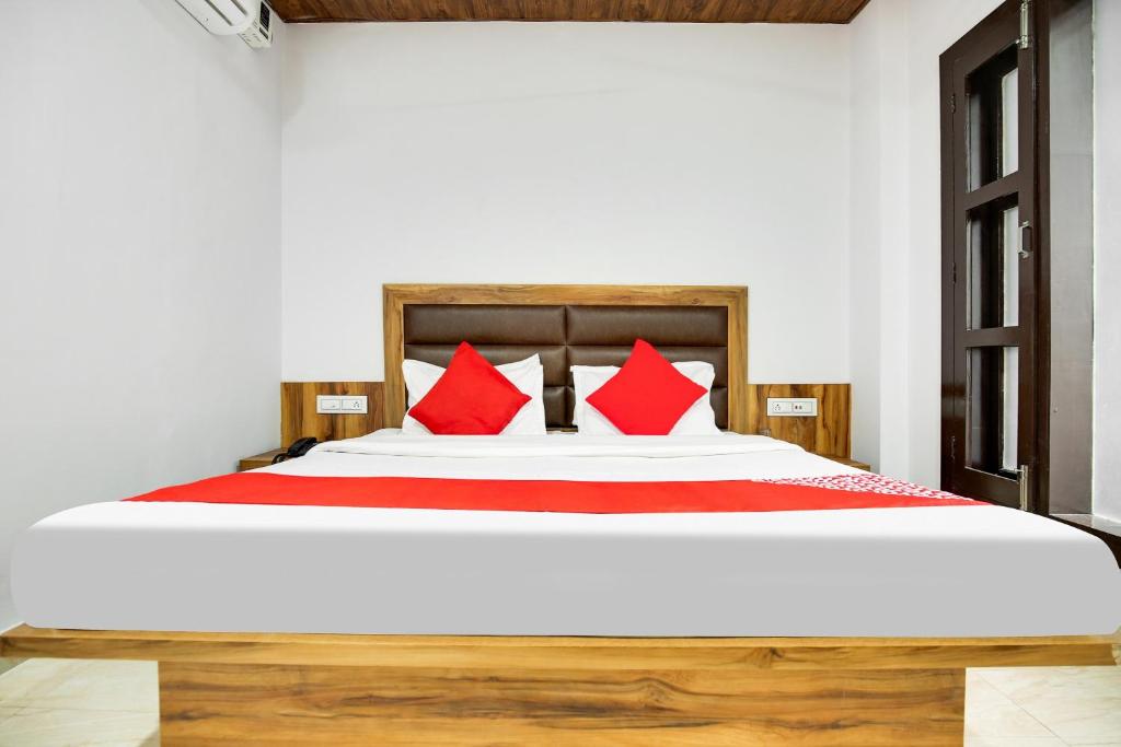 Кровать или кровати в номере Flagship Hotel Crown