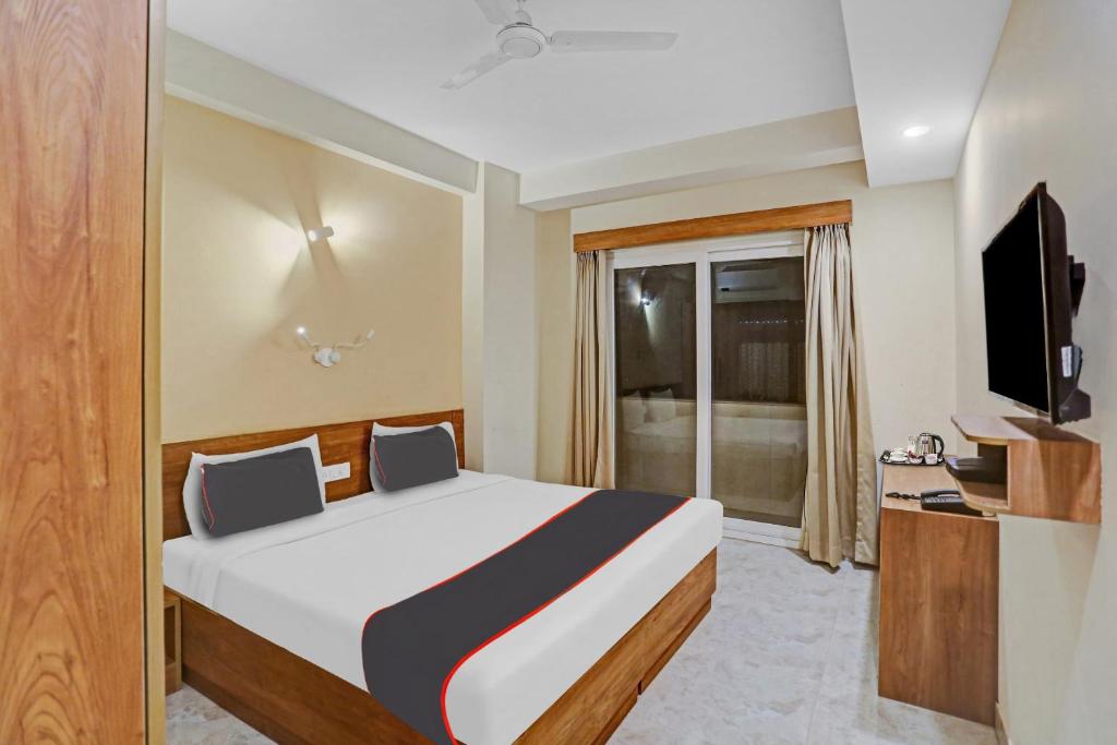 Habitación de hotel con cama y TV en Collection O Rm Residency Near Appu Ghar, en Gurgaon
