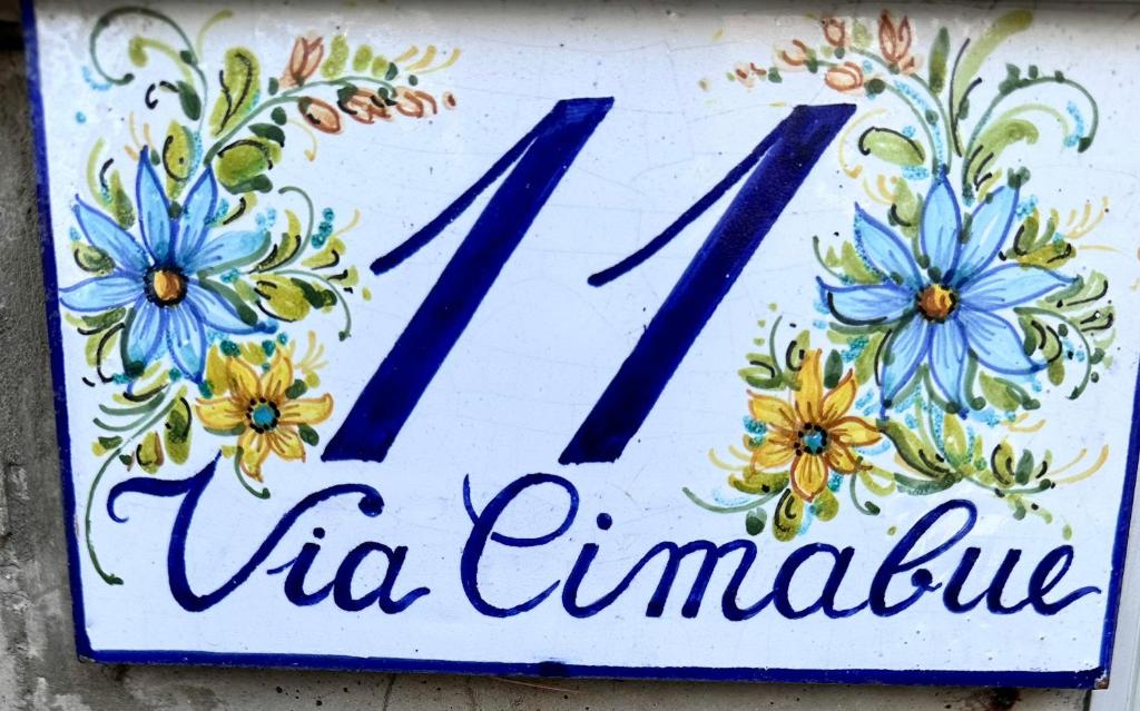 a sign with flowers on the side of a building at CASA PRIMO in Villa Rosa