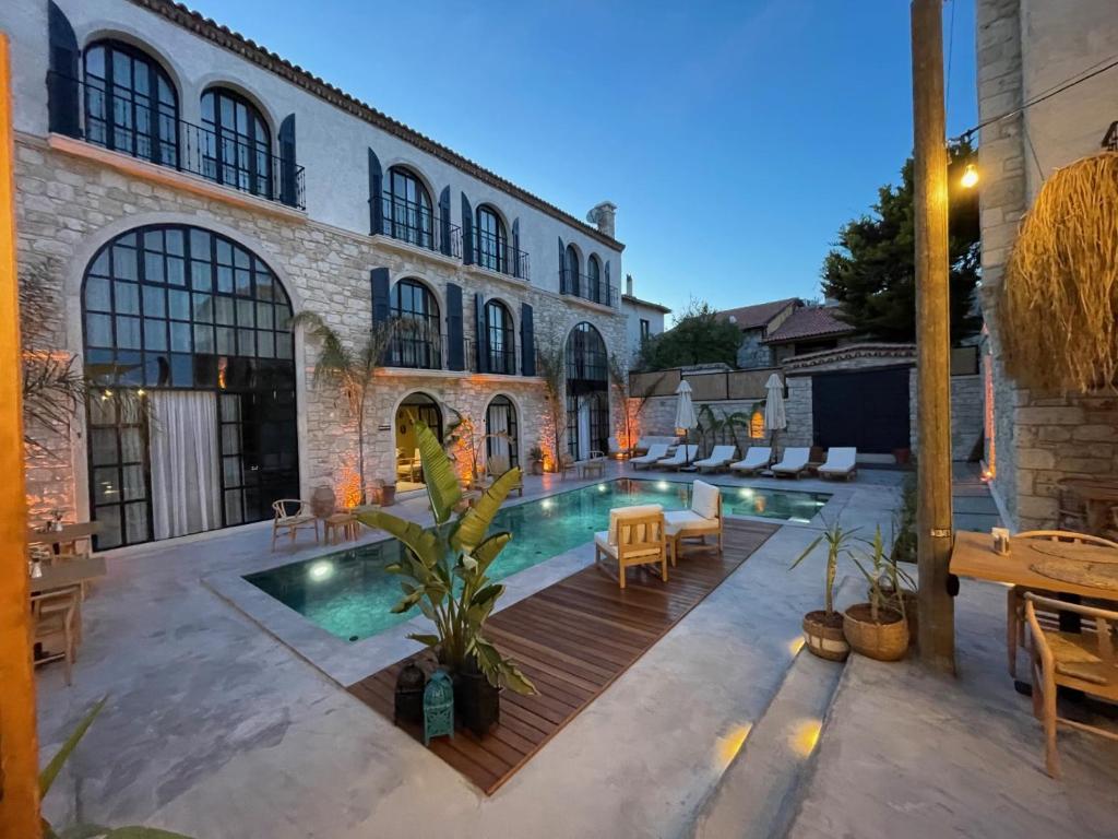 a courtyard with a swimming pool in a building at Rhea Alaçatı Boutique Hotel in Alacati