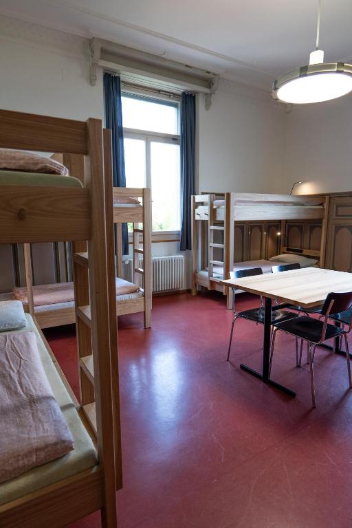 Postel nebo postele na pokoji v ubytování Kreuzlingen Youth Hostel