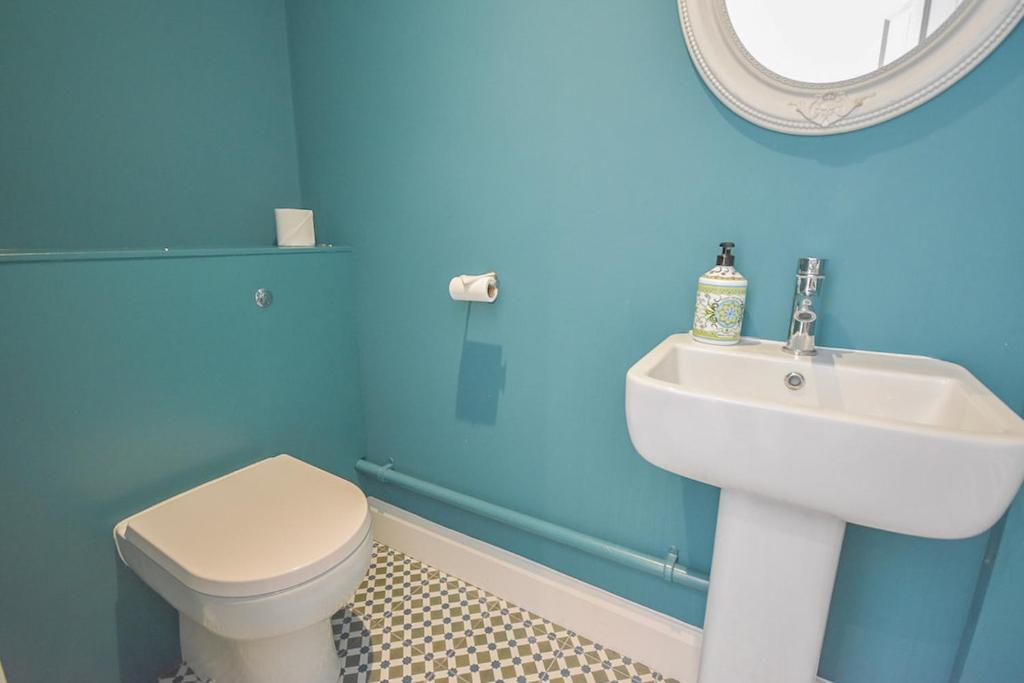 Koupelna v ubytování Arden Villa, sleeps 8, moments from the golden sandy beach of Ryde