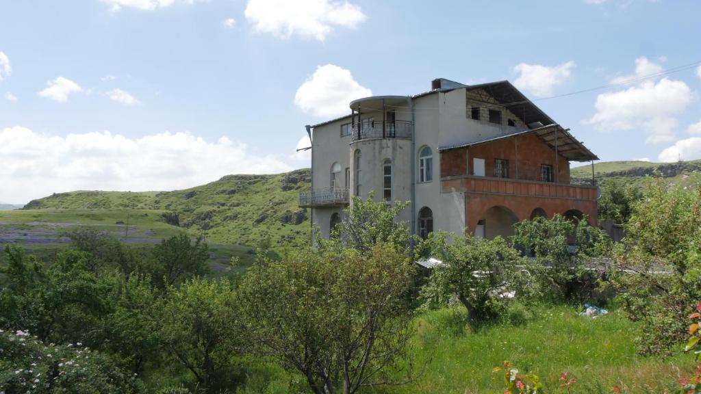 un viejo edificio al lado de una colina en VillaStefania, en Kʼarashamb