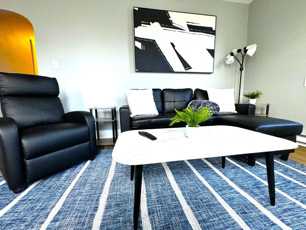 sala de estar con sofá y mesa de centro en Modern Cozy walk up with King Bed, en Wilmington