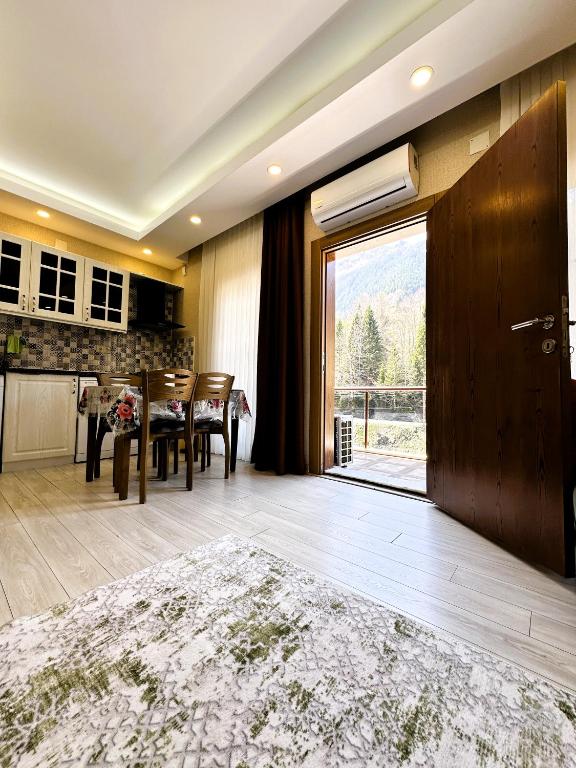 Green Cinar Apart - Two-Bedroom Apartment With River View