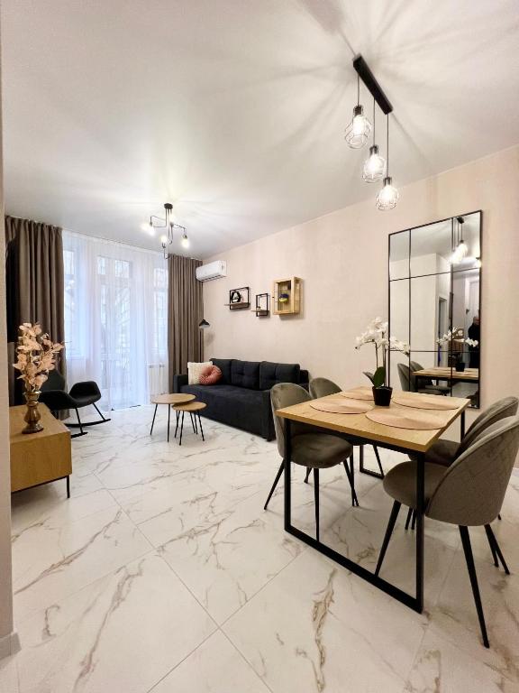 a living room with a table and a couch at ЛЮКС на Собрной с 2-мя спальнями, Спасская50 in Mykolaiv
