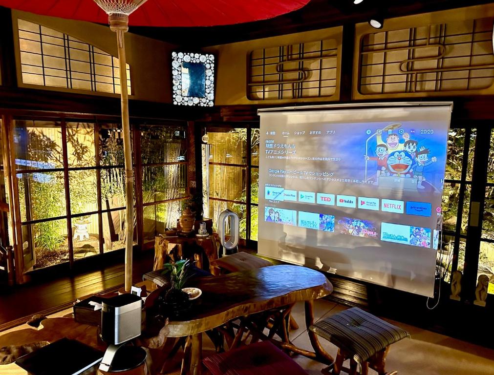 TV a/nebo společenská místnost v ubytování Kominka Mitsuhama Ryokan