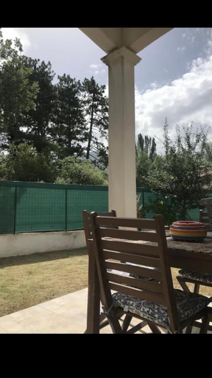 un banc en bois assis sous un kiosque dans l'établissement Maison a partager avec l'hôte, à Digne-Les-Bains