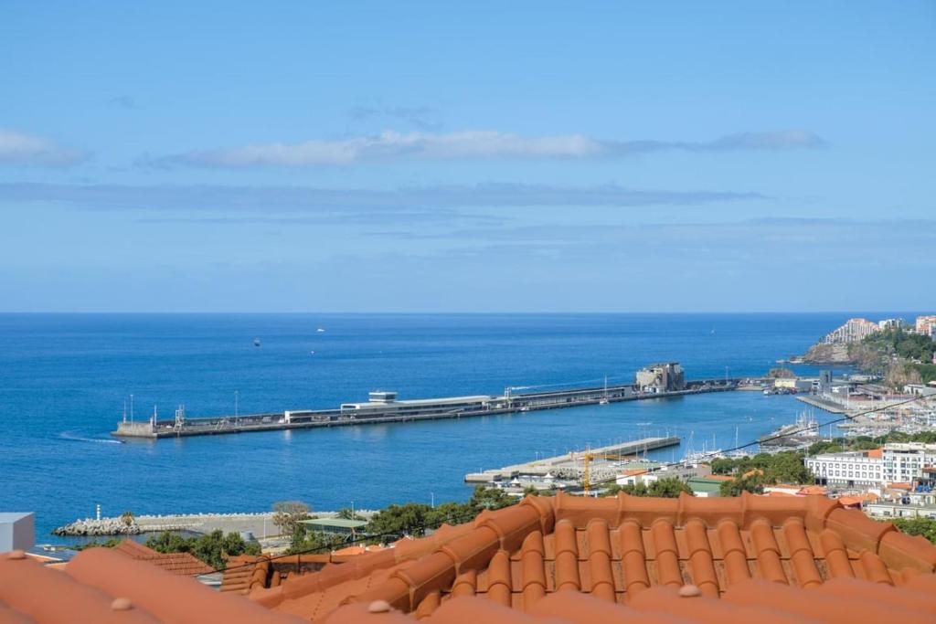 - une vue sur une étendue d'eau avec une jetée dans l'établissement GuestReady - An amazing blue ocean view, à Funchal