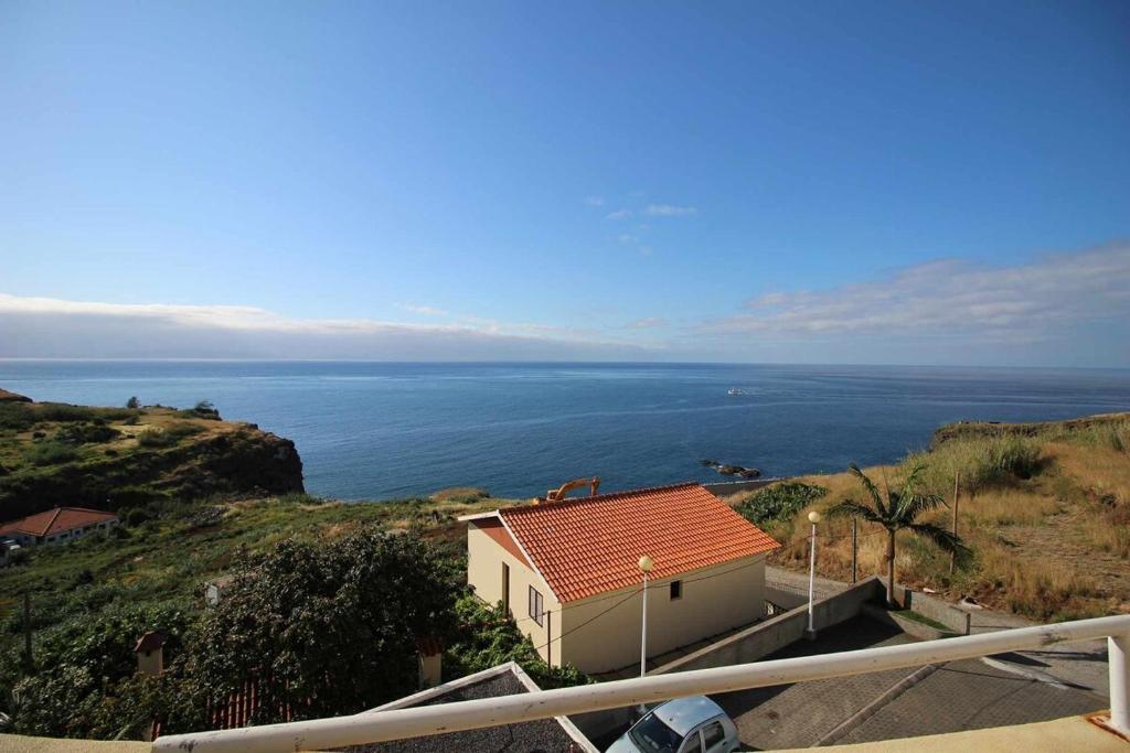 une maison avec vue sur l'océan dans l'établissement Portinho II-Modern apt with balcony facing the sea, à Levadas