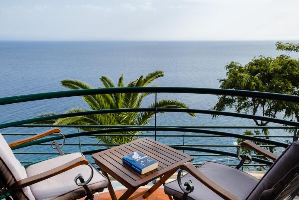 カマラ・デ・ロボスにあるLobos Bay-Apartment With Unique Sea Viewsの青い箱(テーブルに座ったバルコニー付)