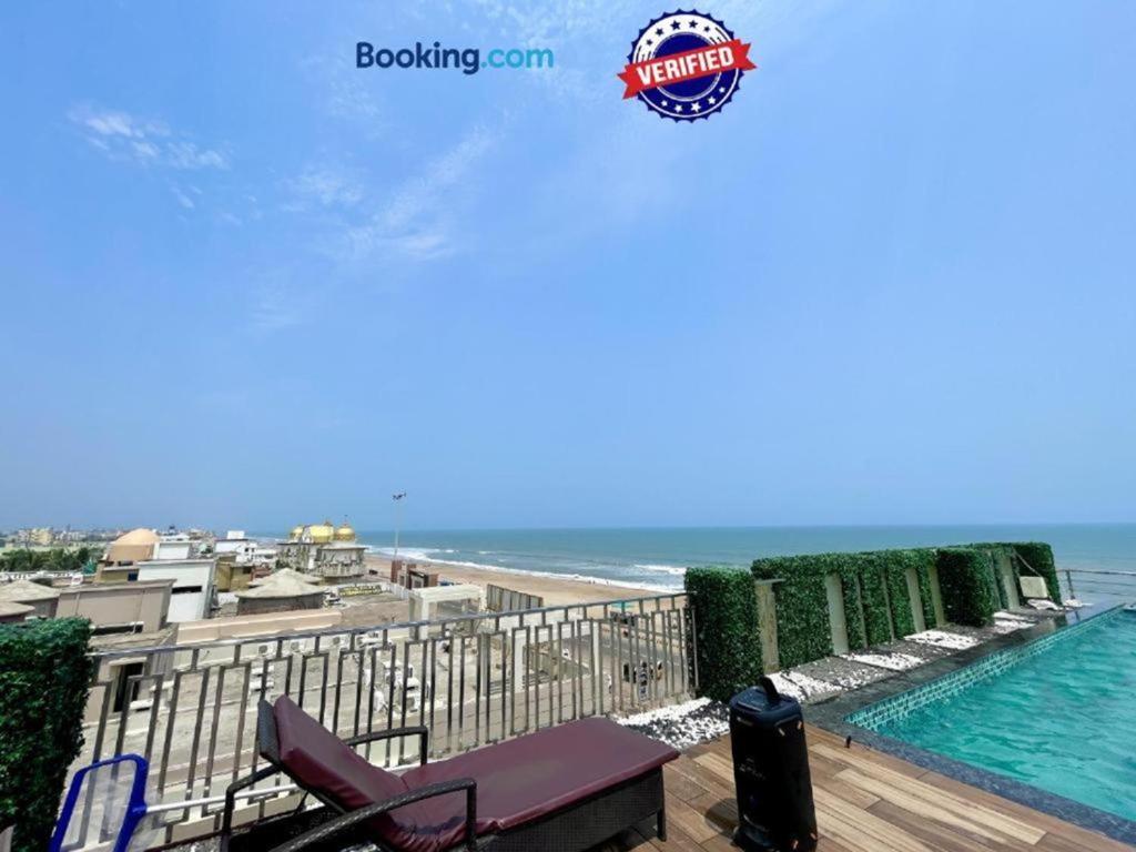 een balkon met uitzicht op de oceaan bij Hotel TBS ! PURI all-rooms-sea-view fully-air-conditioned-hotel with-lift-and-parking-facility breakfast-included in Puri