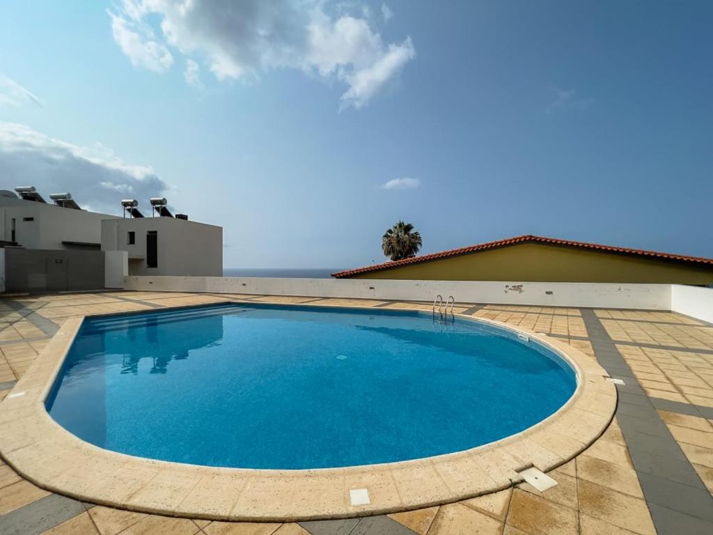 カニコにあるGuestReady - Paradisus Residence Atlantic Retreatの家のあるパティオに広いスイミングプールがあります。