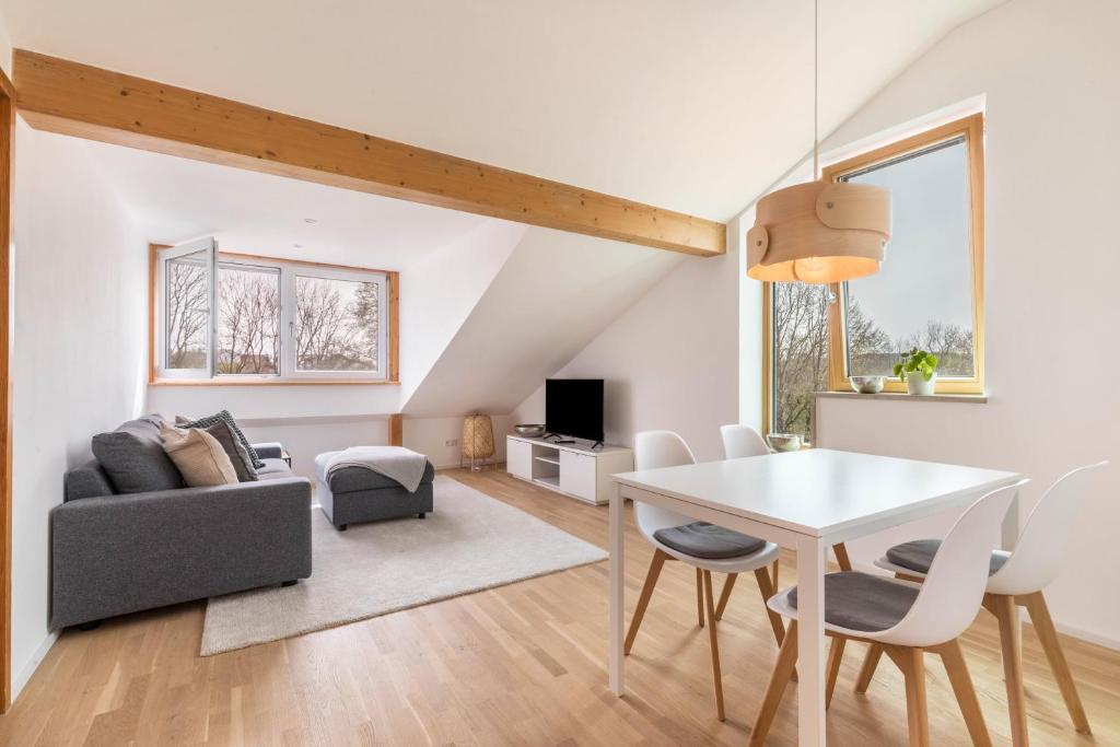 sala de estar con mesa blanca y sillas en Lautertal Loft en Blaustein