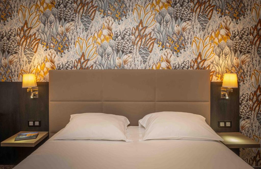 1 dormitorio con 1 cama grande y papel pintado con motivos florales en Terminus Orléans Paris, en París