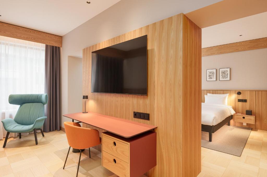 TV a/nebo společenská místnost v ubytování Aston Hotel Riga